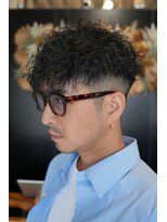 シロ(SHILO)&nbsp;ツーブロック×スパイラルパーマで束感アップメンズヘア/諏訪