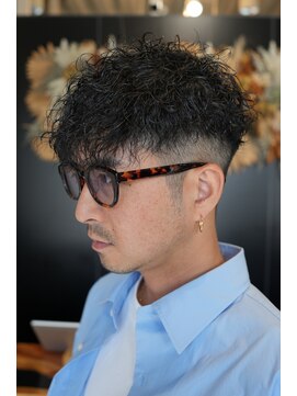 ツーブロック×スパイラルパーマで束感アップメンズヘア/諏訪