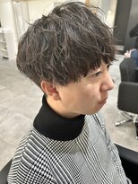 ヒュイル バイ ニアウ(Hwyl by Niau) メンズマッシュパーマ波巻スパイラルパーマニュアンスパーマ眉毛