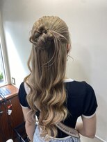 ダウンスタイル　結婚式お呼ばれ　ハーフアップアレンジ