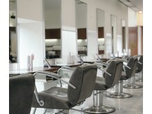 ヘアーメイク ジール 犬山本店(Hair Make Zeal)の雰囲気（ゆったり過ごせる開放的な空間で心地よいサロンタイムを♪）