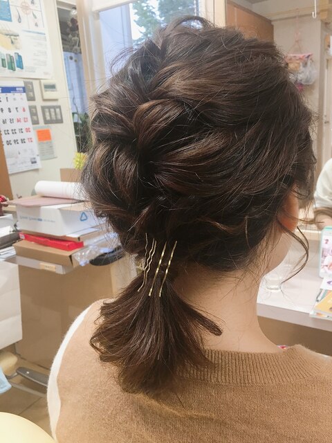 ゴールドピンのヘアアレンジ