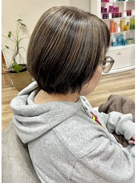 ゼン(ZEEN) 〔白髪ぼかし〕立体感ハイライト×コンパクトボブ