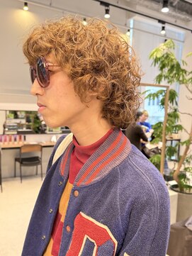 ブリーチパーマ　キャメルブラウン　カーリーヘア