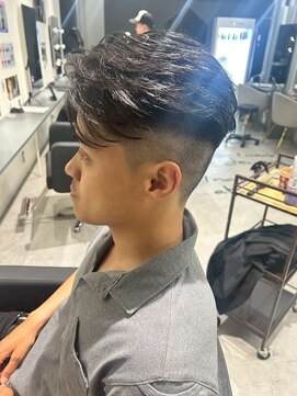 メンズサロン キング 梅田店(Men’s salon K!ng) フェザーショートアップバングセンターパートメンズハイライト