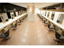 ボーイミーツガール(boy meets girl)の雰囲気(19席の広いフロアでたくさんのお客様を対応出来ます。【青森市】)