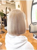 ハイトーン艶感ベージュ×結べるボブ
