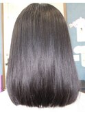 硬くならない縮毛矯正で生まれつきのようなストレートに。