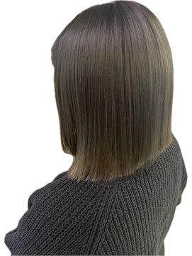 アリエル セバスチャン 艶カラー　ボブ