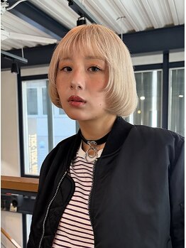 骨格を見極めたステップボーンカットでどこからみても美しいシルエット。髪に動きをつけて涼し気な雰囲気♪