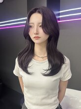 「長め前髪で上品に。くびれが映える大人レイヤーカット｣