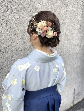 マノハル(MANOHARU) 卒業式袴着付け　華やかドライフラワーのふんわりアップスタイル