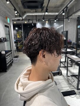 スタッド 松戸(stud. Men‘s) 刈り上げセンターパート×波巻きスパイラルパーマ