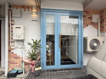 フワリ(fuwari)の雰囲気（青い扉がfuwariの入り口です！）