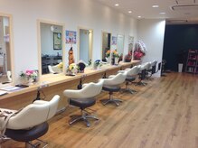 明るく広い清潔感のある店内。コロナ対策実施中