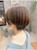 アッシュブラウン、マッシュショート、耳掛け、スリーク