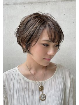 エレナ(Helena) ゆるふわパーマの大人ショート