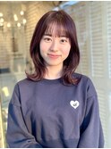 顎ラインを綺麗に見せるミディアムレイヤー/くびれカット/外ハネ