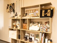 楓の雰囲気（店内に雑貨やヘアアクセサリーのブースを設けております♪）