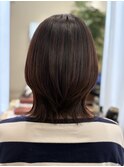 襟足がやや長めの、丸みのあるボブスタイル