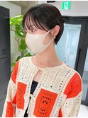 グレージュ透ける暗髪ショートヘアマッシュショート丸みくびれ