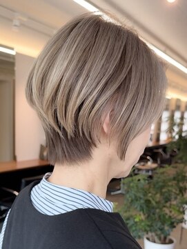 ソワネ 表参道(soigne) 表参道白髪ぼかしハイライトウルフショートボブグレージュ40代