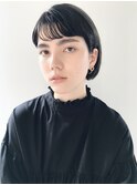 バングにワンカールパーマをかけた、クラシカルミニボブ