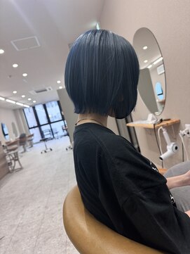 シカ 神戸三宮元町店(Cica) ボブウルフ ネイビーブルー ブリーチ デザインカラー 三宮