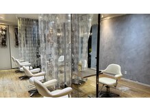 ヘアーアンドメイク カッシィ(hair&make cassie)の雰囲気（全席タブレット完備☆雑誌や動画観賞をお楽しみください）