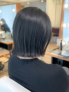 ネオリーブ チロル 横浜西口店(Neolive CiroL.) 切りっぱなしボブ　暗めグレージュカラー