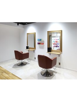 落ち着ける上質空間であなたの為だけの贅沢な時間を―。路地裏の隠れ家プライベートサロン≪AGLAIA≫