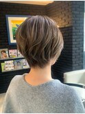 細めハイライトグレージュカラーの美人ショート