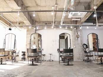 ロッソ(ROSSO)の写真/【圧倒的リピート率!】幅広い年代から支持率を誇るSalon[ROSSO]自然光が差し込む店内で至福のひと時を―