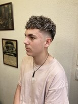 ブロートーキョーバーバーショップ 神田店(Bro Tokyo BARBERSHOP)&nbsp;MEN'Sメッシュカラーシルバーバーバーフェードカット　神田/床屋