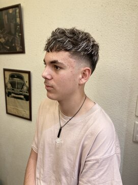 ブロートーキョーバーバーショップ 神田店(Bro Tokyo BARBERSHOP) MEN'Sメッシュカラーシルバーバーバーフェードカット　神田/床屋