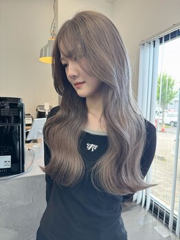 アウラシザーワークス(Aura scissors works)の写真/ロングと相性抜群のレイヤー、艶髪、ハイトーンを叶える伸ばしかけの方も扱いやすいスタイルに［名張］