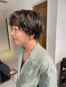 ナループロアツム(Nalu pu loa Tsum) ショートボブ　大きめパーマ　カーキベージュ