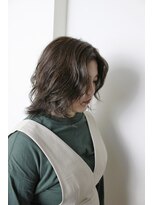 ビアージュ(Viage)&nbsp;:ウルフパーマ　:センターパート　:外はね　:オリーブベージュ