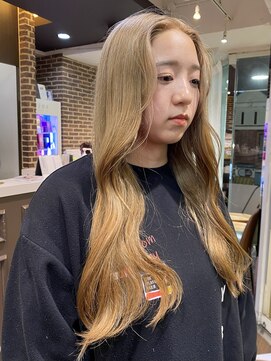 ヘアーアンドメイク ビス(HAIR&MAKE bis) ブリーチ一回で作るハニーミルクティーベージュまで【中西思実】