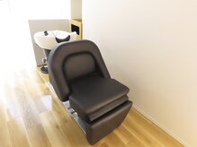 ソイ(soi)の雰囲気（フルフラットのシャンプー台で長時間でも首や腰の負担を軽減◎）