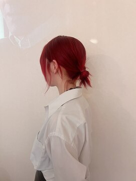 ホテリー(Hotely) レッドカラーブリーチあり20代アレンジミディアム代官山