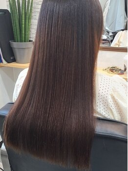 ヒロ美容室の写真/髪質に合わせた施術で、自然なストレートヘアが叶う♪お悩みの髪も今までにない柔らかさと質感を実現！