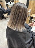 夏おすすめ外国人風バレイヤージュと切りっぱなしボブのベージュ