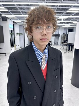 メンズレコ 渋谷(MEN'S LECO) ブルーブラックフェザーパーマ刈り上げセンターパート