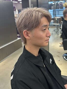 エン 栄店(enne) ミルクティーグレージュ×刈り上げセンターパート