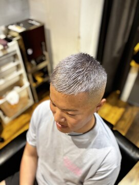 バーバーブロス(BAR BER bro's) ホワイトシルバー/フェード/浦安/メンズパーマ/ハイライト
