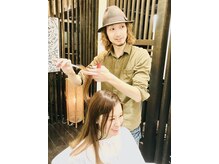髪や充