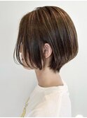 ショートボブ×白髪ぼかしハイライト