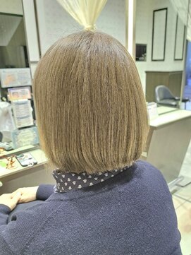 ミック ヘアアンドメイクアップ 高田店(miq Hair&Make up) 白髪ぼかし/イルミナカラー/ミルクティーベージュ/大人ショート