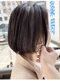 「脱白髪染め」柔らかボブとグレーシルバー